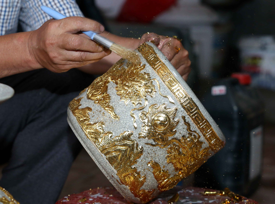 Thiếp vàng trên sản phẩm sứ. (Ảnh: Hoàng Hiếu/ TTXVN)
