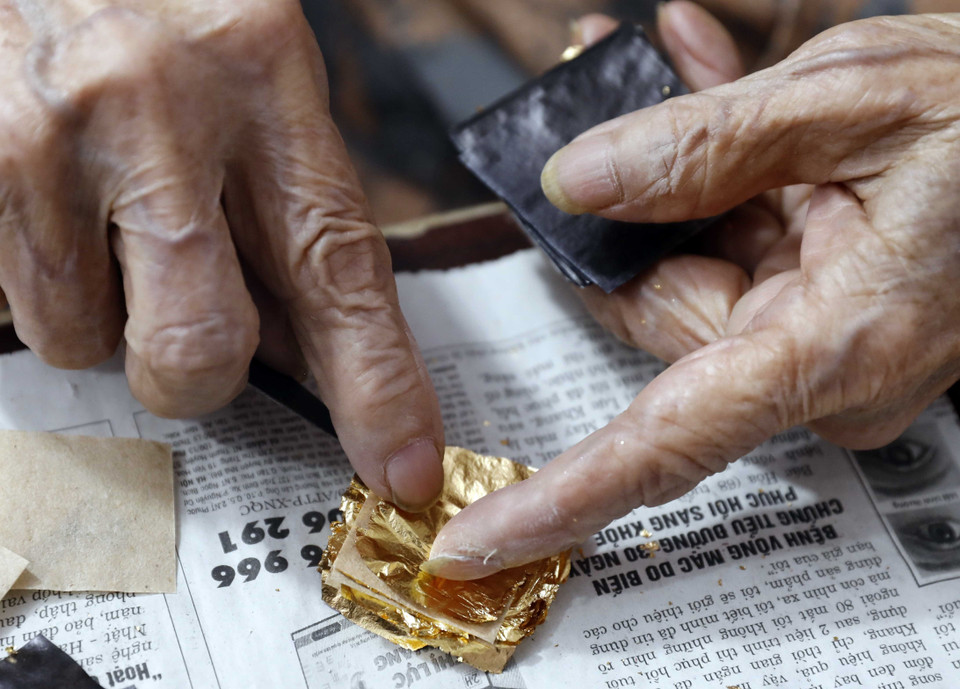 Sang vàng một công đoạn đòi hỏi sự khéo léo. (Ảnh: Trần Việt/TTXVN)