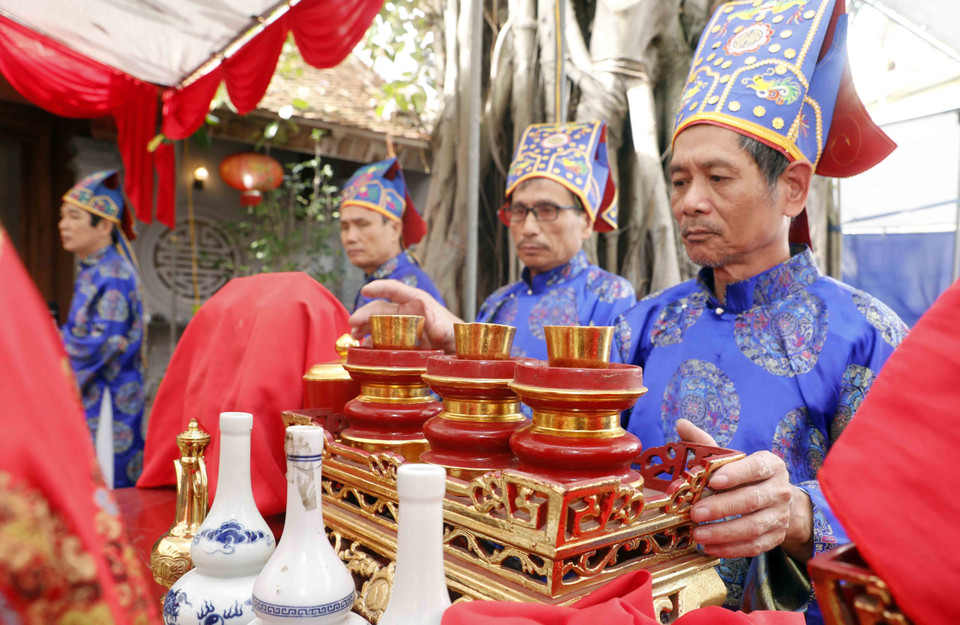 Một buổi dâng lễ ngày giỗ tổ nghề của các nghệ nhân trong làng Kiêu Kỵ.(Ảnh: Trần Việt/TTXVN)