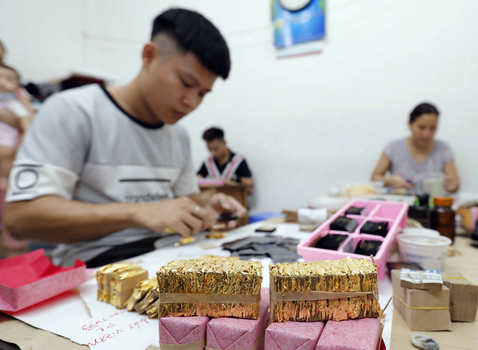 Sản phẩm vàng sau công đoạn sang vàng. (Ảnh: Trần Việt/TTXVN)