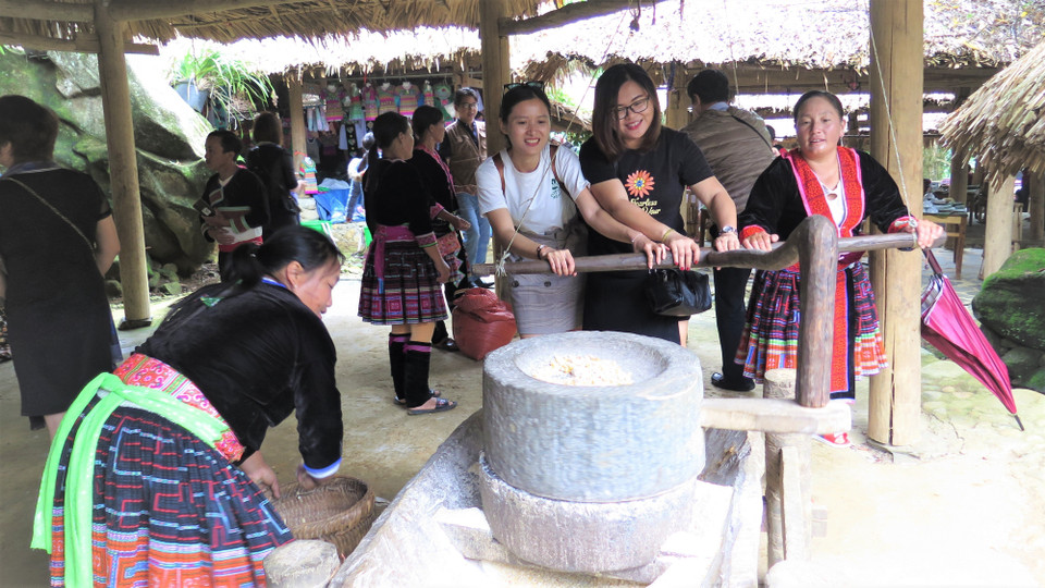 Bản Sin Suối Hồ hướng đến loại hình du lịch trải nghiệm, để du khách hiểu thêm những phong tục tập quán của người dân tộc Mông nơi đây. (Ảnh: Việt Hoàng/TTXVN)