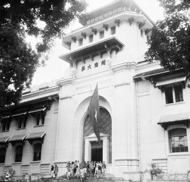 Trường đại học mở cửa trở lại. Mọi hoạt động của Thủ đô nhanh chóng trở lại bình thường sau ngày giải phóng. Hà Nội bước sang một trang sử mới. (Nguồn: Tư liệu TTXVN)