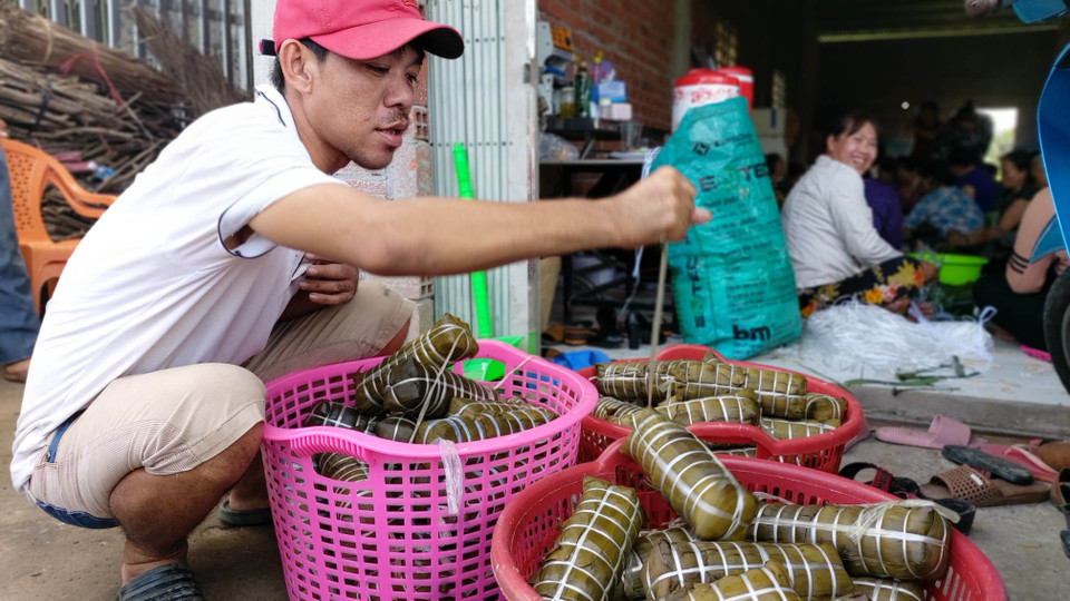 Gần 3.000 đòn bánh tét đã được người dân Chợ Lách gói đợi gửi ra đồng bào miền Trung. (Ảnh: Trần Thị Thu Hiền/TTXVN)