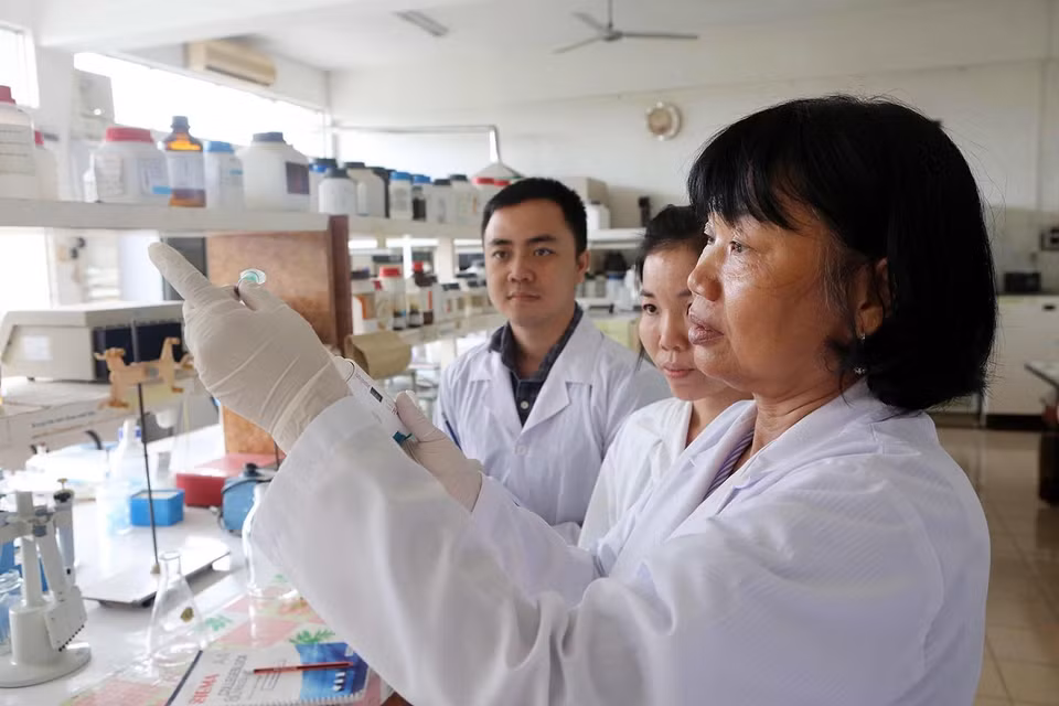 Giáo sư, tiến sỹ Nguyễn Thị Lang, nguyên Trưởng Bộ môn Di truyền và Chọn giống của Viện Lúa đồng bằng sông Cửu Long là một trong 7 người phụ nữ được vinh danh trong Giải thưởng Phụ nữ Việt Nam năm 2011; Giải thưởng Phụ nữ sáng tạo năm 2014. (Ảnh: Phương Hoa/TTXVN)