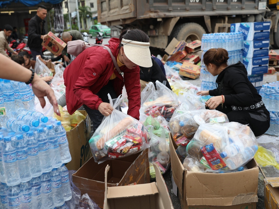 Chuyến hàng cứu trợ của trường Mầm non Thanh Xuân - Hội phụ huynh thị xã Hoàng Mai (Nghệ An) được vận chuyển bằng tàu hỏa đến ga Đồng Hới (Quảng Bình) và nhanh chóng chuyển lên ô tô để đưa đến người dân vùng lũ. (Ảnh: Danh Lam/TTXVN)