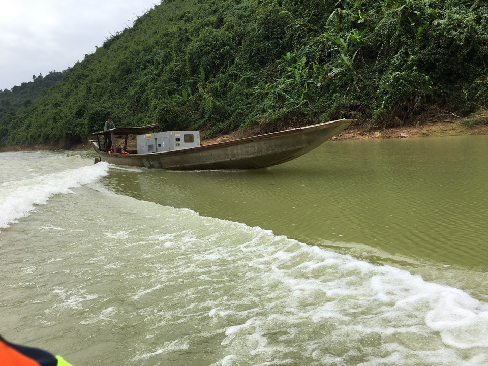 Lực lượng chức năng trên đường tới công trình thủy điện Rào Trăng 4 để vào Rào Trăng 3. (Ảnh: Đỗ Trưởng/TTXVN)