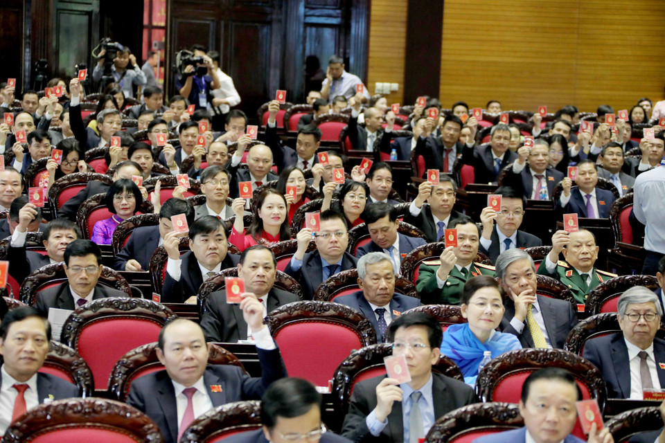 Đại biểu dự Đại hội biểu quyết thông qua Báo cáo thẩm tra tư cách đại biểu. (Ảnh: Phương Hoa/TTXVN)