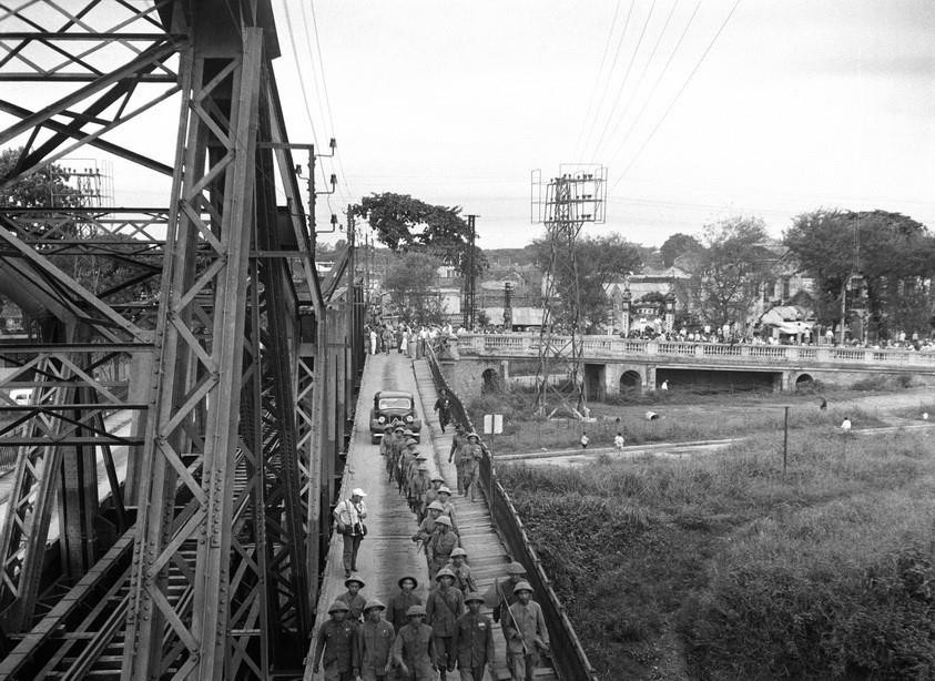 Bộ đội ta tiến qua cầu Long Biên vào Hà Nội dưới sự chứng kiến của Ủy ban quốc tế thi hành Hiệp định Geneva và quan sát viên nước ngoài, cùng lúc quân Pháp rút khỏi Hà Nội qua cây cầu này phía chiều bên kia, chiều 9/10/1954. (Nguồn: Tư liệu TTXVN)