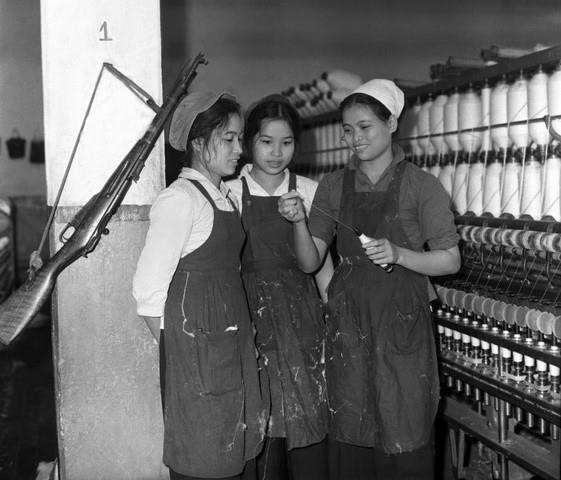 Trong các nhà máy, xí nghiệp, công trường có phong trào “nhận thêm việc, làm thêm giờ, thay cho người đi chiến đấu”, phong trào “phụ nữ tự quản” phát triển rất sôi nổi. Trong ảnh: Nữ công nhân Nhà máy dệt 8/3 quản lý tốt sản lượng, đảm bảo chất lượng sản phẩm và ngày công, luôn hoàn thành các chỉ tiêu Nhà nước giao (tháng 1/1971). (Ảnh: Trần Phác/TTXVN)