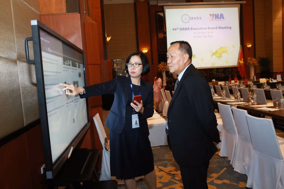 Bằng niềm đam mê và bản lĩnh nghề nghiệp, nhiều nhà báo nữ vẫn đang ngày một khẳng định khả năng cũng như vị trí, vai trò và tiếng nói của mình trên cương vị lãnh đạo, đóng góp quan trọng vào sự phát triển không ngừng của nền báo chí nước nhà. Trong ảnh: Nhà báo Vũ Việt Trang, nữ Phó Tổng giám đốc đầu tiên của Thông tấn xã Việt Nam tại Hội nghị Ban Chấp hành Tổ chức các hãng thông tấn châu Á – Thái Bình Dương (OANA) lần thứ 44 ở Hà Nội, tháng 4/2019. (Nguồn: TTXVN)