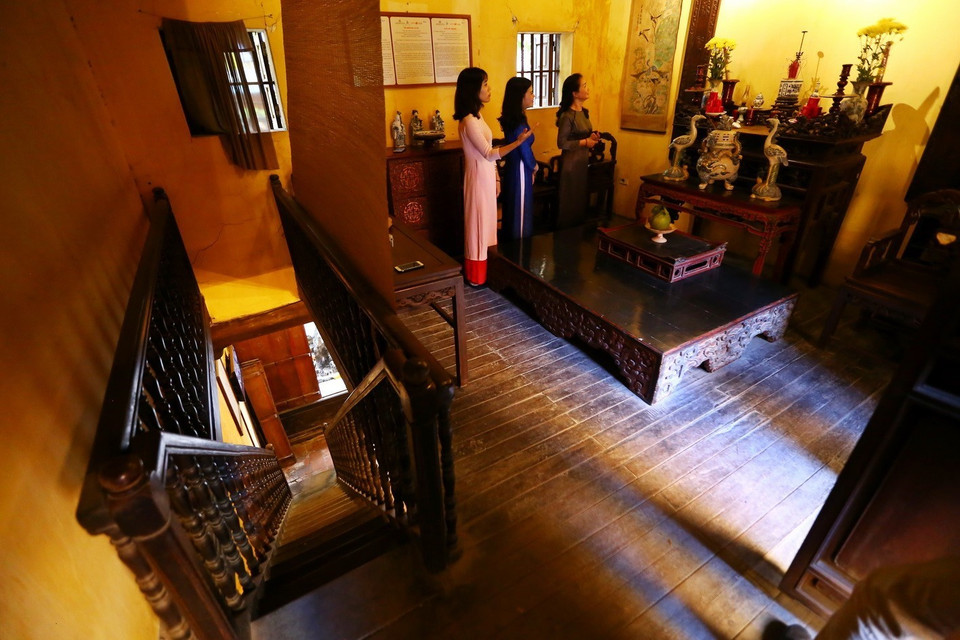 Gian phòng thờ được đặt trang trọng trên tầng 2. (Nguồn: TTXVN)