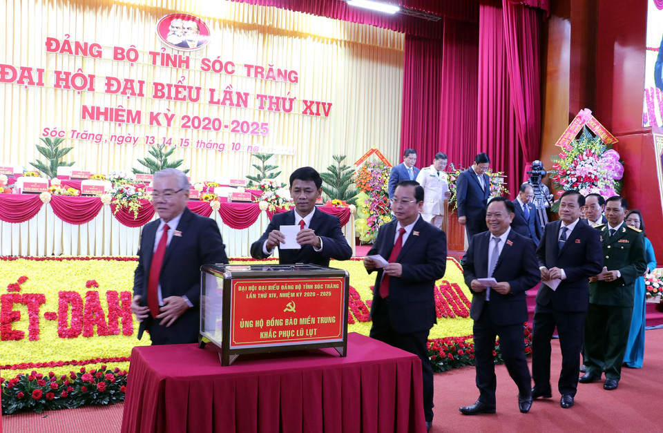 Các đại biểu dự Đại hội ủng hộ đồng bào miền Trung bị lũ lụt. (Ảnh: Trung Hiếu/TTXVN)