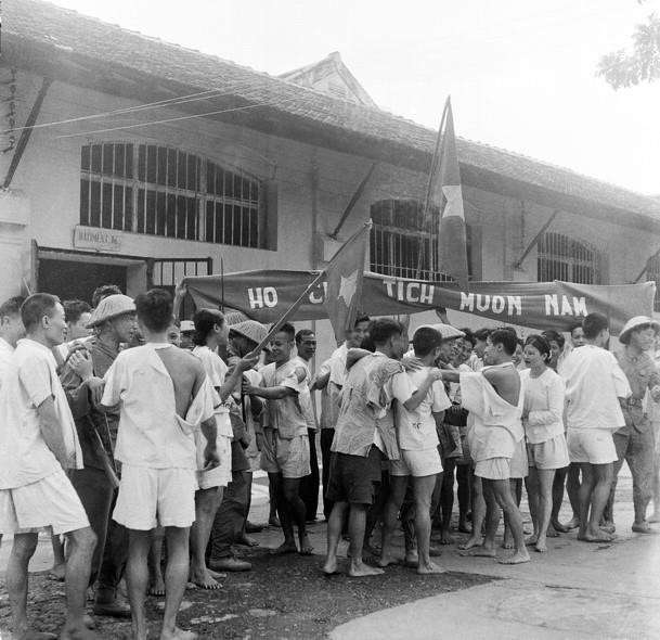 Sáng 9/10/1954, Quân đội nhân dân Việt Nam theo nhiều đường, từ ngoại thành tiến vào Hà Nội, lần lượt tiếp quản ga Hàng Cỏ, Phủ Toàn quyền cũ, khu Đồn Thủy, khu Bờ Hồ, Bắc Bộ phủ... Trong ảnh: Niềm vui của các chiến sỹ cách mạng bị quân Pháp bắt giữ tại nhà tù Hỏa Lò khi gặp các chiến sĩ Quân đội nhân dân Việt Nam tới tiếp quản nhà tù này, ngày 9/10/1954. (Nguồn: Tư liệu TTXVN)