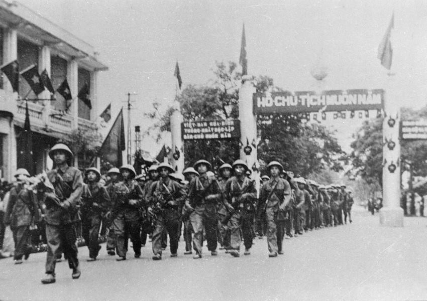 Trước sự mong chờ của nhân dân Thủ đô, sáng 10/10/54, cánh quân của Đại đoàn 308 Quân Tiên Phong từ các cửa ô tiến vào tiếp quản Thủ đô. (Nguồn: Tư liệu TTXVN)