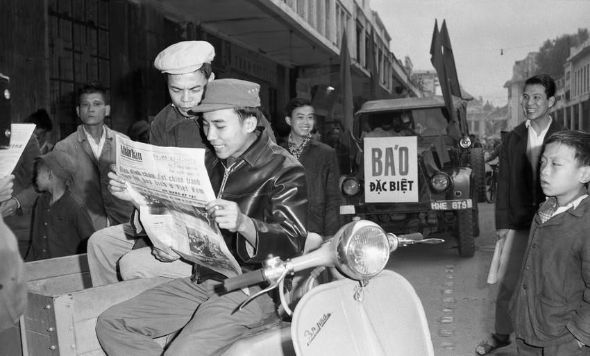 Nhân dân Hà Nội đọc báo, theo dõi tin Hiệp định Paris về chấm dứt chiến tranh, lập lại hòa bình ở Việt Nam, ngày 24/1/1973. (Nguồn: TTXVN)