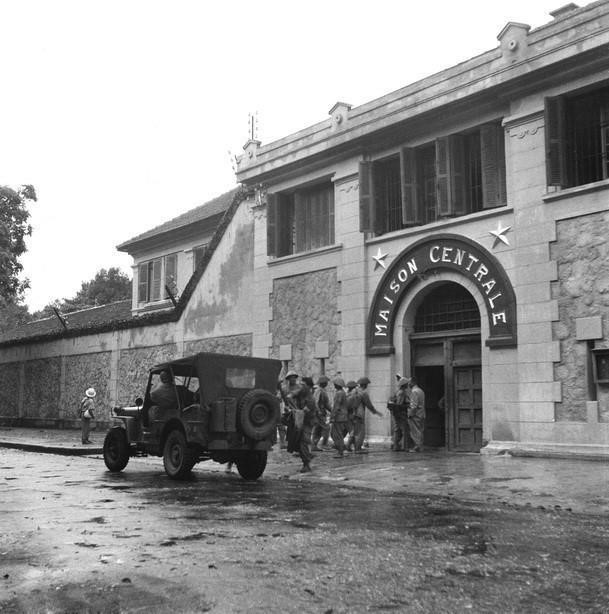 Sáng 9/10/1954, Quân đội nhân dân Việt Nam theo nhiều đường, từ ngoại thành tiến vào Hà Nội, lần lượt tiếp quản ga Hàng Cỏ, Phủ Toàn quyền cũ, khu Đồn Thủy, khu Bờ Hồ, Bắc Bộ phủ... Trong ảnh: Một đơn vị Quân đội nhân dân Việt Nam tiếp quản nhà tù Hỏa Lò, ngày 9/10/1954. (Nguồn: Tư liệu TTXVN)