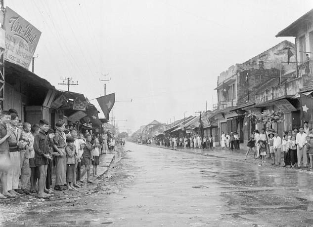 Từ sáng sớm 10/10/1954, nhân dân khu Ngọc Hà tập trung rất đông trước cửa nhà để chờ đón bộ đội về tiếp quản Thủ đô. (Nguồn: Tư liệu TTXVN)