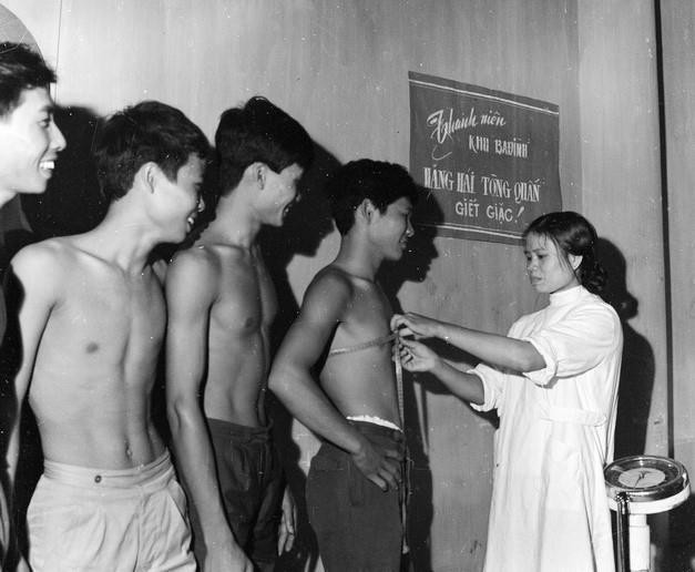 Hướng ra tiền tuyến, năm 1972, hơn 15.000 thanh niên Thủ đô lên đường chiến đấu, trong đó có hàng nghìn sinh viên gác bút nghiên ra trận…Trong ảnh: Phát huy truyền thống của cha ông, lớp lớp thanh niên thủ đô Hà Nội sôi nổi tòng quân chống Mỹ, cứu nước (1972). (Nguồn: TTXVN)