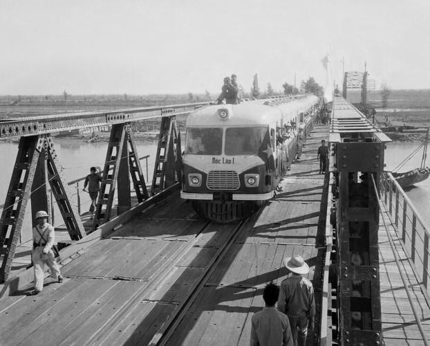 Tháng 4/1962, Nhà máy Xe lửa Gia Lâm khởi xướng phong trào “Ngày thứ Bảy đẩy mạnh đấu tranh thống nhất Tổ quốc”, được toàn thể người lao động Thủ đô nhiệt liệt hưởng ứng. Trong ảnh: Chiếc ô tô ray đầu tiên mang tên Độc lập do cán bộ, công nhân Nhà máy xe lửa Gia Lâm (Hà Nội) nghiên cứu, thiết kế và chế tạo thành công (1965). (Ảnh: Quang Thành/TTXVN)