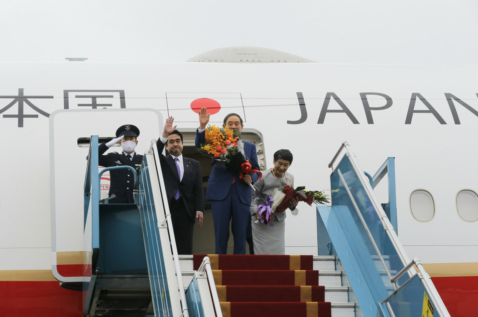 Thủ tướng Nhật Bản Suga Yoshihide và Phu nhân tại sân bay quốc tế Nội Bài (Hà Nội). (Ảnh: Doãn Tấn/TTXVN)