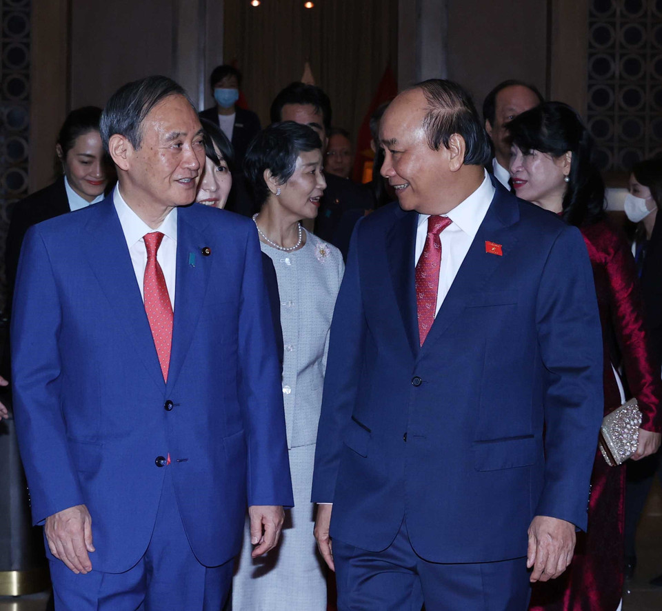Thủ tướng Nguyễn Xuân Phúc và Phu nhân tiễn Thủ tướng Nhật Bản Suga Yoshihide và Phu nhân. (Ảnh: Thống Nhất/TTXVN)