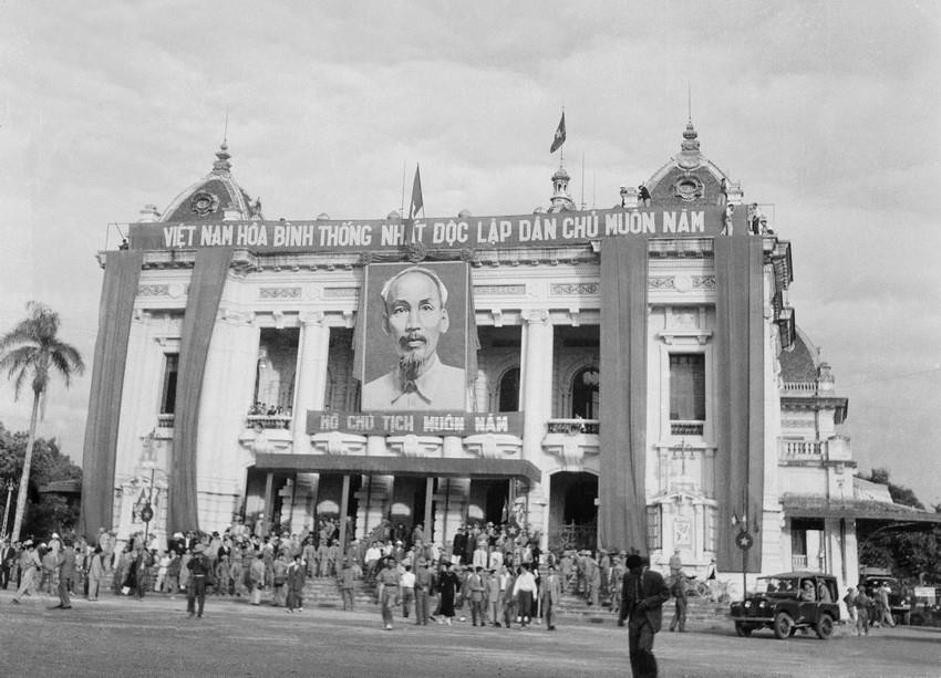 Nhà hát Lớn Hà Nội trong ngày Ủy ban Quân chính ra mắt nhân dân Thủ đô (10/1954). (Nguồn: Tư liệu TTXVN)