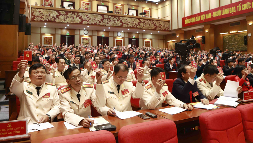 Các đại biểu biểu quyết tại Đại hội. (Ảnh: Hoàng Hùng/TTXVN)