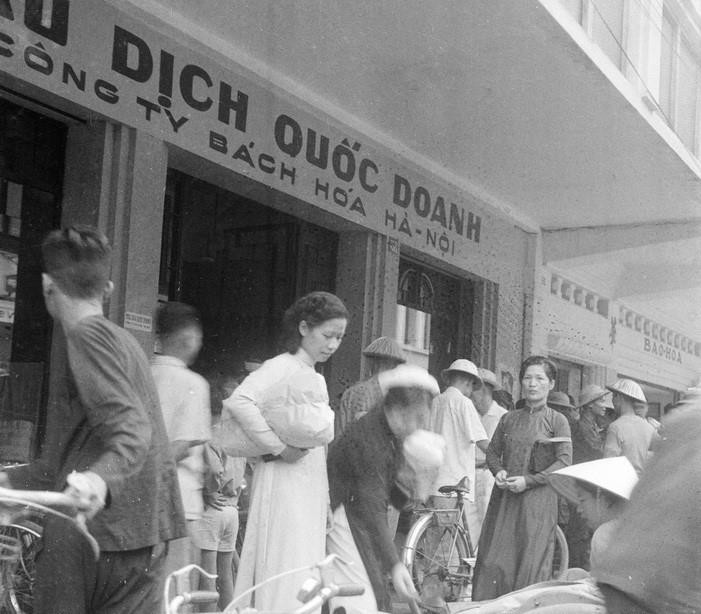 Mậu dịch Quốc doanh mở cửa để giải quyết nhu cầu cho đồng bào. Mọi hoạt động của Thủ đô nhanh chóng trở lại bình thường sau ngày giải phóng. Hà Nội bước sang một trang sử mới. (Nguồn: Tư liệu TTXVN)