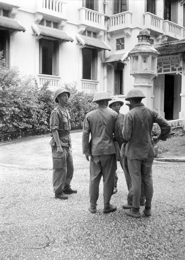 Một sỹ quan Pháp (bên trái) có nhiệm vụ hướng dẫn Quân đội nhân dân Việt Nam tiếp thu trụ sở Bộ Tài chính (nay là Bộ Ngoại giao), ngày 9/10/1954. (Nguồn: Tư liệu TTXVN)