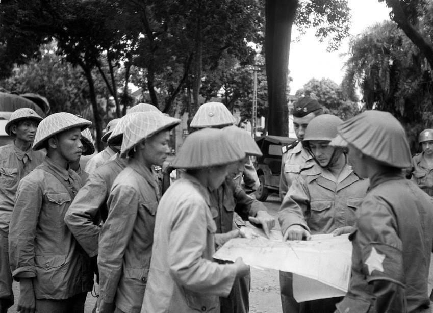 Các chiến sỹ Quân đội nhân dân Việt Nam tiếp quản các công sở từ quân Pháp trong ngày 9/10/1954. (Nguồn: Tư liệu TTXVN)