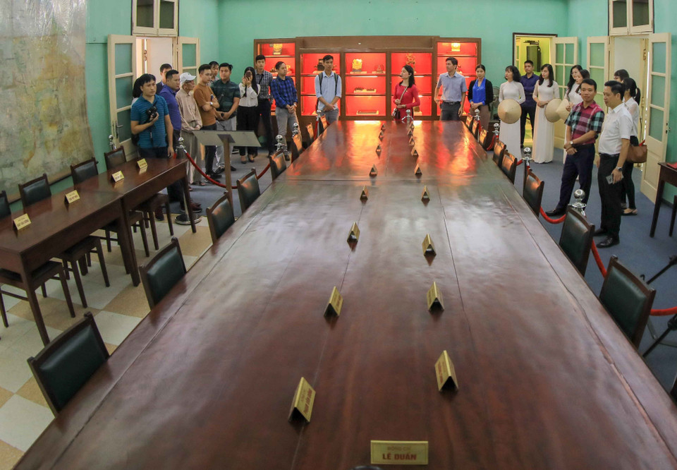 Du khách tham quan nhà D67 Khu A Bộ quốc phòng địa điểm Bộ Chính trị và Quân uỷ Trung ương đã đưa ra những quyết định lịch sử đánh dấu những mốc son của cách mạng Việt Nam. (Nguồn: TTXVN)