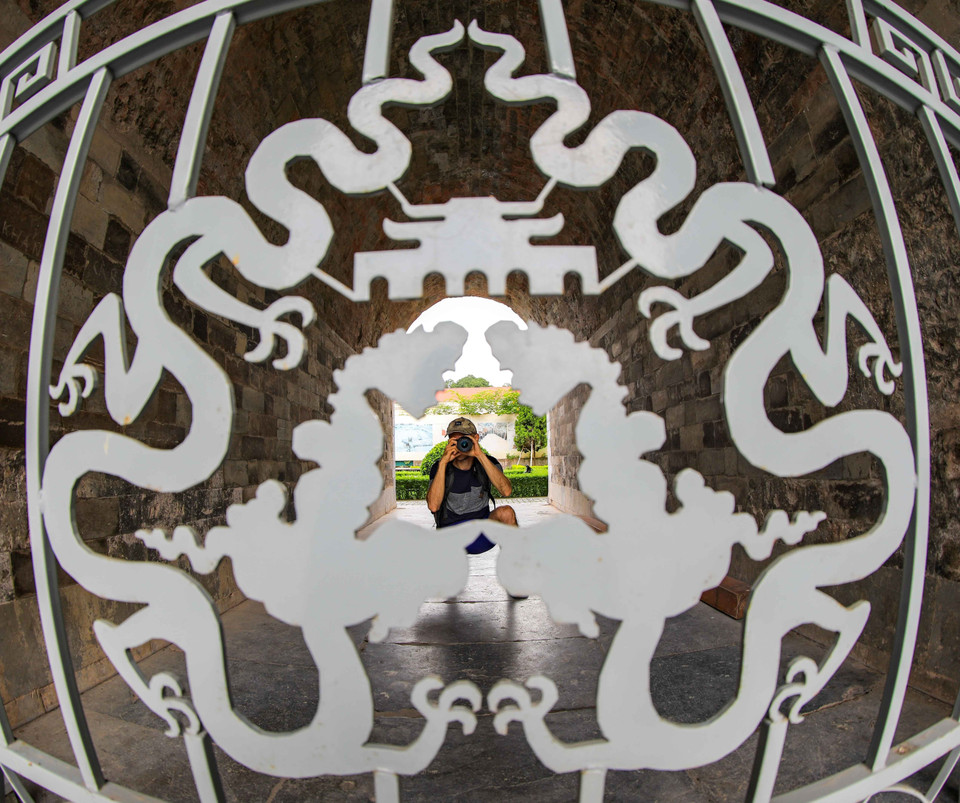 Du khách ghi lại hình ảnh cửa Đoan Môn khi đến tham quan. (Nguồn: TTXVN)