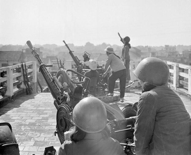 Năm 1972, khi Mỹ tiến hành cuộc chiến tranh phá hoại miền Bắc lần thứ 2, quân và dân Hà Nội không nao núng. Các trận địa của dân quân, tự vệ bắn máy bay tầm cao, tầm thấp và tổ chức phục vụ bộ đội chiến đấu, đánh trả giặc Mỹ rất quyết liệt. Trong ảnh: Tự vệ Xí nghiệp Bánh kẹo Hà Nội vừa đẩy mạnh sản xuất, vừa luyện chắc tay súng, sẵn sàng chiến đấu trong mọi tình huống. (Ảnh: Nguyễn Chính/TTXVN)