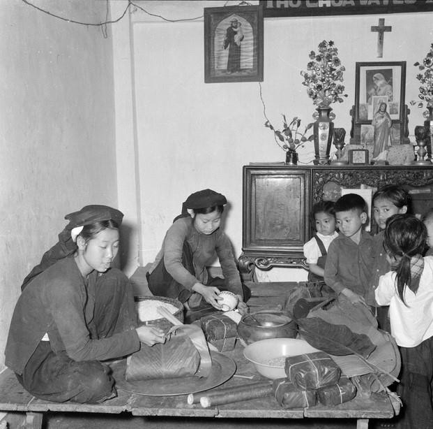 Một gia đình lao động Công giáo ngoại thành Hà Nội gói bánh chưng Tết Bính Thân 1956. (Nguồn: TTXVN)
