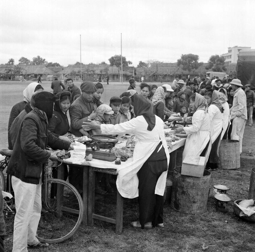 Tổ lưu động bán thịt lợn của Công ty thực phẩm Hà Nội tại khu Lương Yên (tháng 1/1960). (Ảnh: Lâm Hồng/TTXVN)