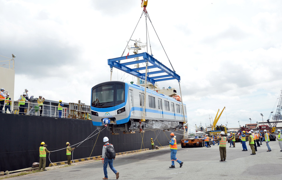 Công tác tháo dỡ toa và đưa toa xe đầu tiên tại cảng Khánh Hội. (Ảnh: Tiến Lực/TTXVN)