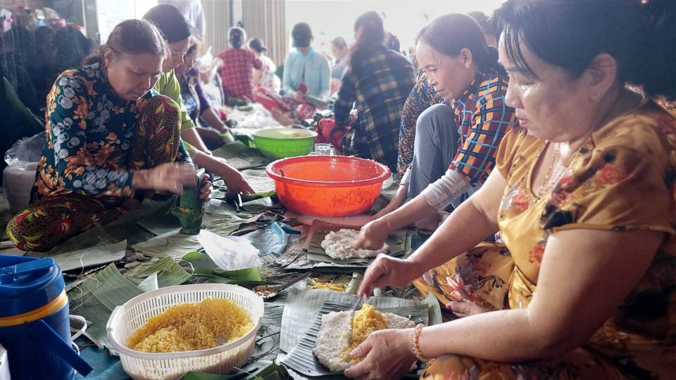 Hàng trăm lượt người dân Chợ Lách đã đến tham gia gói bánh tét ủng hộ đồng bào miền Trung. (Ảnh: Trần Thị Thu Hiền/TTXVN)