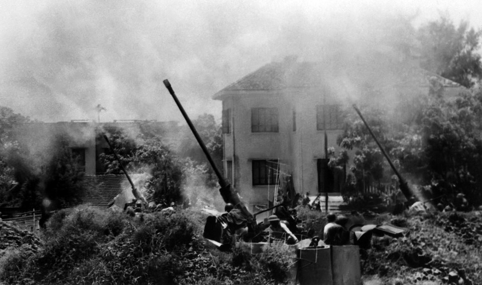 Năm 1972, khi Mỹ tiến hành cuộc chiến tranh phá hoại miền Bắc lần thứ 2, quân và dân Hà Nội không nao núng. Các trận địa của dân quân, tự vệ bắn máy bay tầm cao, tầm thấp và tổ chức phục vụ bộ đội chiến đấu, đánh trả giặc Mỹ rất quyết liệt. Trong ảnh: Đại đội 4 pháo cao xạ bảo vệ Thủ đô nổ súng trừng trị máy bay Mỹ trong trận Hà Nội 12 ngày đêm, cuối tháng 12/1972. (Ảnh: Văn Bảo/TTXVN)