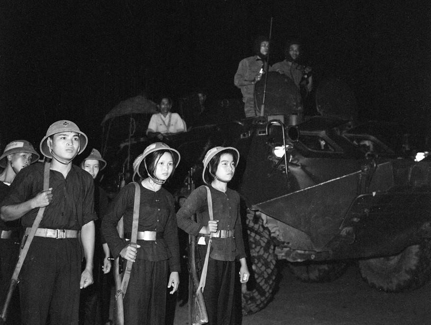 Năm 1972, khi Mỹ tiến hành cuộc chiến tranh phá hoại miền Bắc lần thứ 2, quân và dân Hà Nội không nao núng. Các trận địa của dân quân, tự vệ bắn máy bay tầm cao, tầm thấp và tổ chức phục vụ bộ đội chiến đấu, đánh trả giặc Mỹ rất quyết liệt. Trong ảnh: Tự vệ Thủ đô sẵn sàng chiến đấu trong trận Hà Nội 12 ngày đêm, cuối tháng 12/1972. (Nguồn: TTXVN)