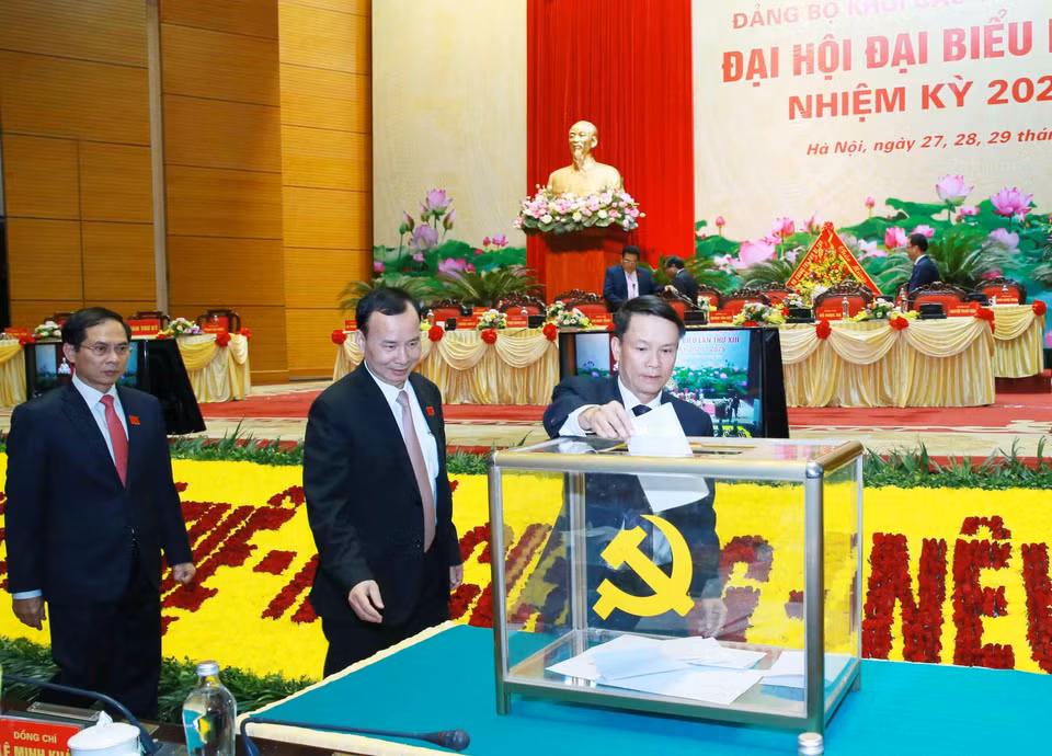 Đại biểu bỏ phiếu bầu Ban Chấp hành Đảng bộ Khối các cơ quan Trung ương khóa XIII, nhiệm kỳ 2020-2025. (Ảnh: Phương Hoa/TTXVN)