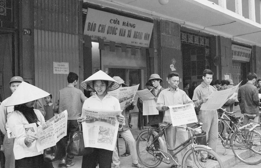 Nửa triệu số báo Nhân Dân đưa tin Hiệp định Paris về chấm dứt chiến tranh, lập lại hòa bình ở Việt Nam, ngày 24/1/1973 được phát hành tại Hà Nội được nhân dân đón đọc. (Nguồn: TTXVN)