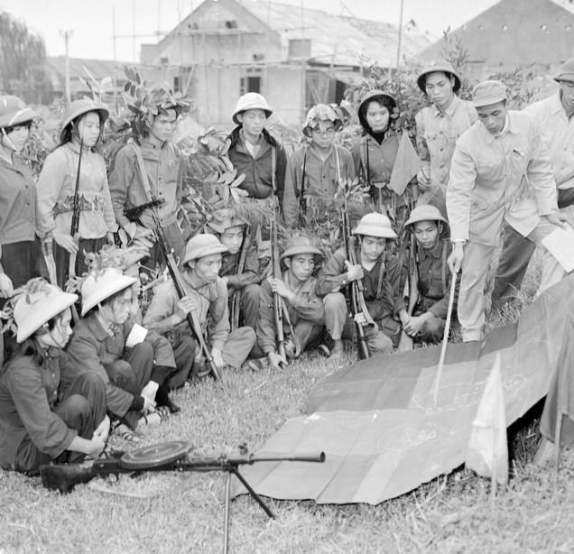 Lực lượng tự vệ các nhà máy, xí nghiệp luyện tập cách tiêu diệt biệt kích, bộ binh theo phương pháp tác chiến mới để đảm bảo vừa sản xuất, vừa sẵn sàng chiến đấu trong thời kỳ máy bay Mỹ đánh phá Hà Nội. (Ảnh: Trần Phác/TTXVN)