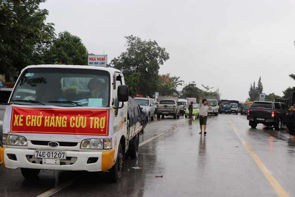 Ngã ba Cam Liên (xã Cam Thủy, huyện Lệ Thủy, tỉnh Quảng Bình) trở thành điểm tập kết hàng cứu trợ trước khi mang đến tận tay người dân bị ngập lụt. (Ảnh: Võ Mạnh Thành/TTXVN)