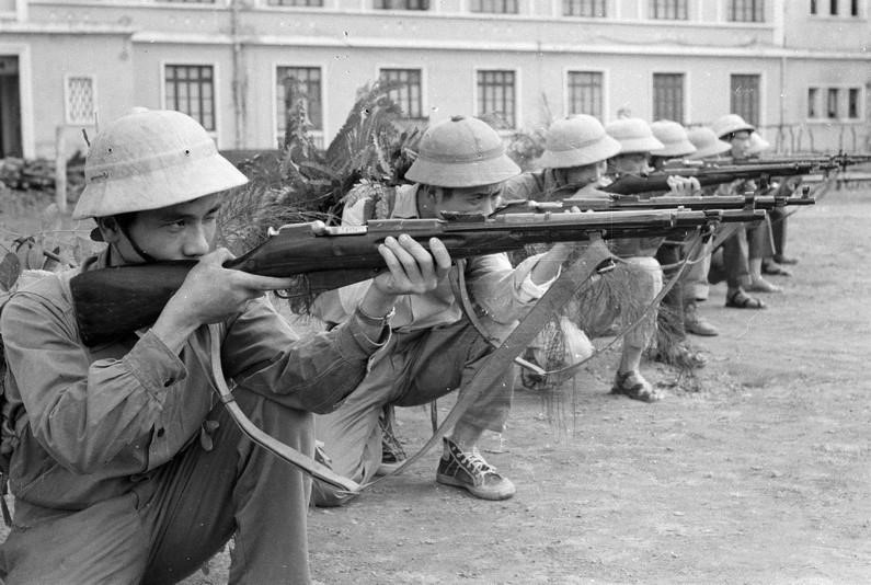 Năm 1972, khi Mỹ tiến hành cuộc chiến tranh phá hoại miền Bắc lần thứ 2, quân và dân Hà Nội không nao núng. Các trận địa của dân quân, tự vệ bắn máy bay tầm cao, tầm thấp và tổ chức phục vụ bộ đội chiến đấu, đánh trả giặc Mỹ rất quyết liệt. Trong ảnh: Tự vệ Trường Đại học Tổng hợp Hà Nội luyện tập sẵn sàng chiến đấu (1972). (Ảnh: TTXVN)