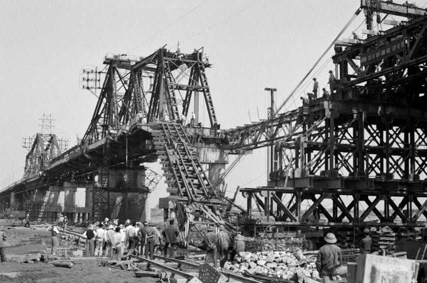 Ngày 28/2/1972, việc sửa chữa cầu Long Biên bị hư hại do bom Mỹ đã hoàn tất những nhịp cầu cuối cùng. (Ảnh: Vũ Hanh/TTXVN)