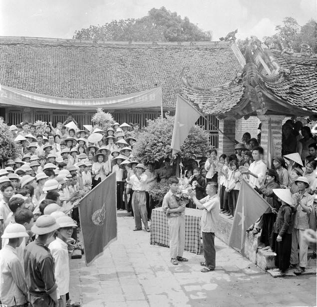 Lớp lớp thanh niên Thủ đô hăng hái lên đường tiếp viện cho miền Nam. Trong ảnh: Tiễn đưa thanh niên các xã thuộc huyện Từ Liêm, Hà Nội lên đường tòng quân đánh Mỹ (tháng 8/1970). (Ảnh: Triệu Phúc/TTXVN)