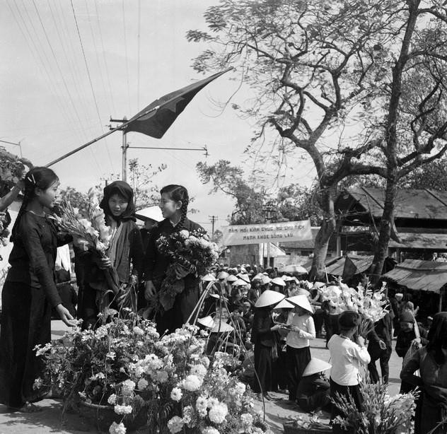 Phiên chợ Bưởi cuối năm 1956. (Nguồn: TTXVN)