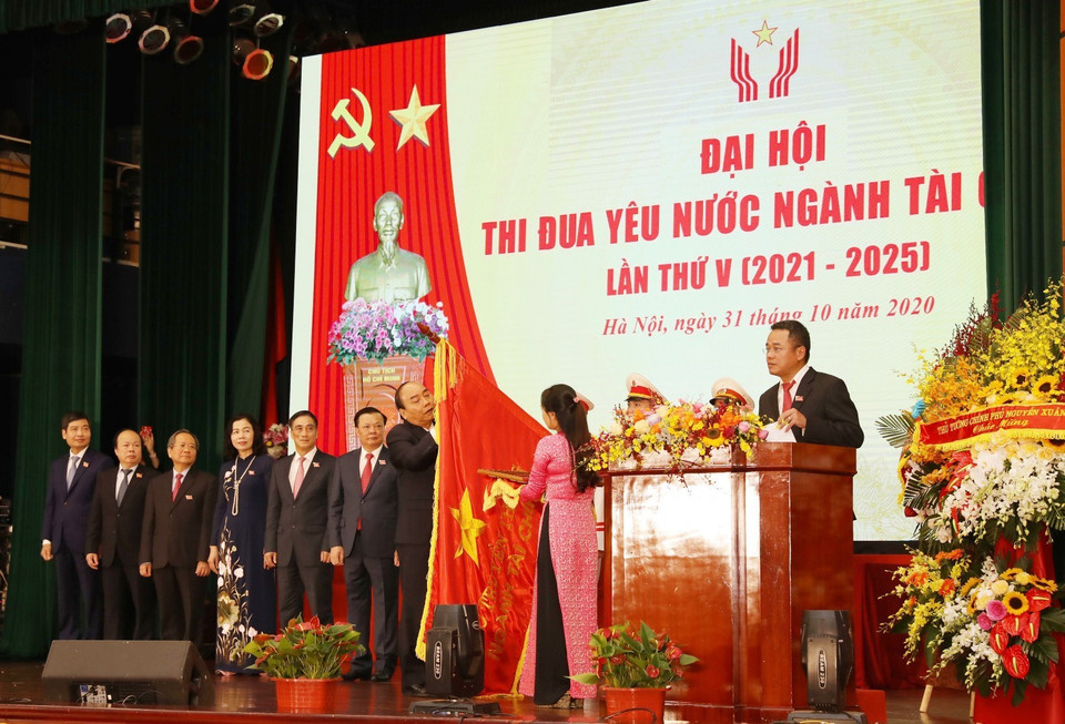 Thủ tướng Nguyễn Xuân Phúc trao Huân chương Độc lập hạng Nhất của Chủ tịch nước tặng Bộ Tài chính. (Ảnh: Phạm Hậu/TTXVN)