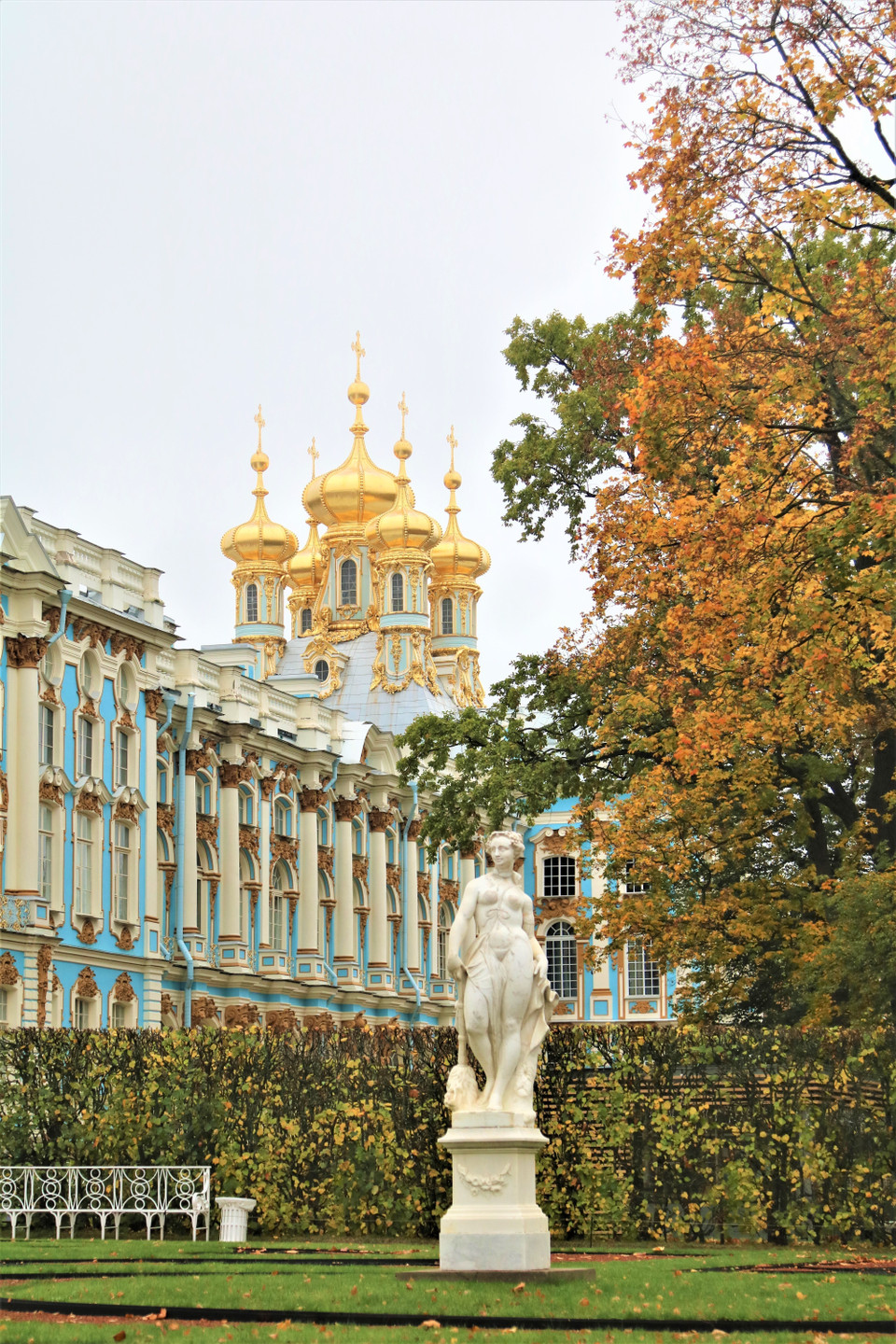 Thu vàng hòa quyện với những mái cung nhà dát vàng vàng rực của Cung Ekaterina. (Ảnh: Duy Trinh/TTXVN)