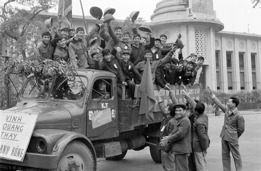 Hướng ra tiền tuyến, năm 1972, hơn 15.000 thanh niên Thủ đô lên đường chiến đấu, trong đó có hàng nghìn sinh viên gác bút nghiên ra trận… (Ảnh: Ngọc Quán/TTXVN)